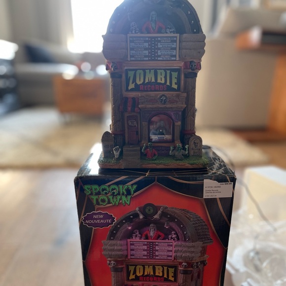 LEMAX SPOOKY TOWN: Zombie Records 🖤🧟‍♂️ Halloween Village/Miniature Building - Picture 4 of 11